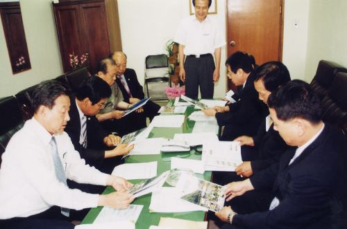 '제6호 의회소식지 발간 편집위원회의' 게시글의 사진(1) '20041208_09.jpg'