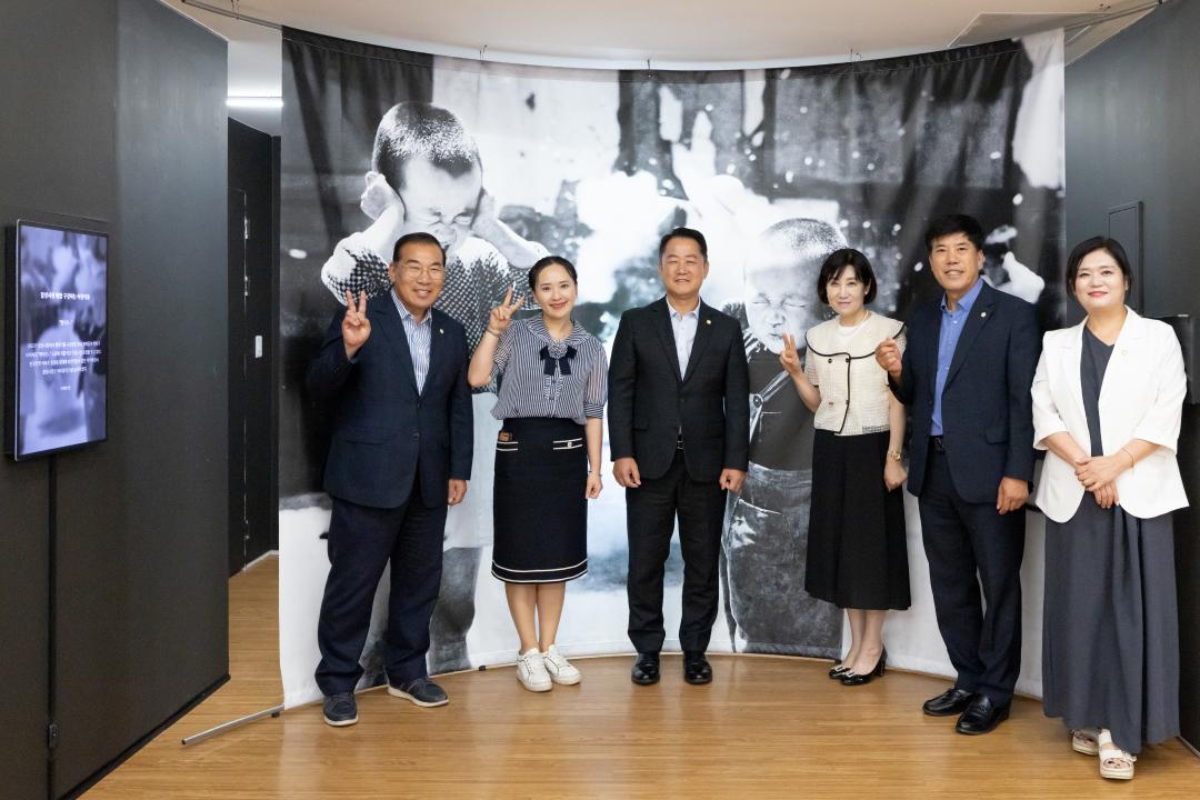 '사진으로 보는 대한민국 광복 80년 <사통팔달로 通하다> 다큐멘터리 시사회 및 사진전' 게시글의 사진(4) '25.7.28.- 사진으로 보는 대한민국 광복 80년 '사통팔달로 通하다 시사회 및 사진전' (72).jpg'